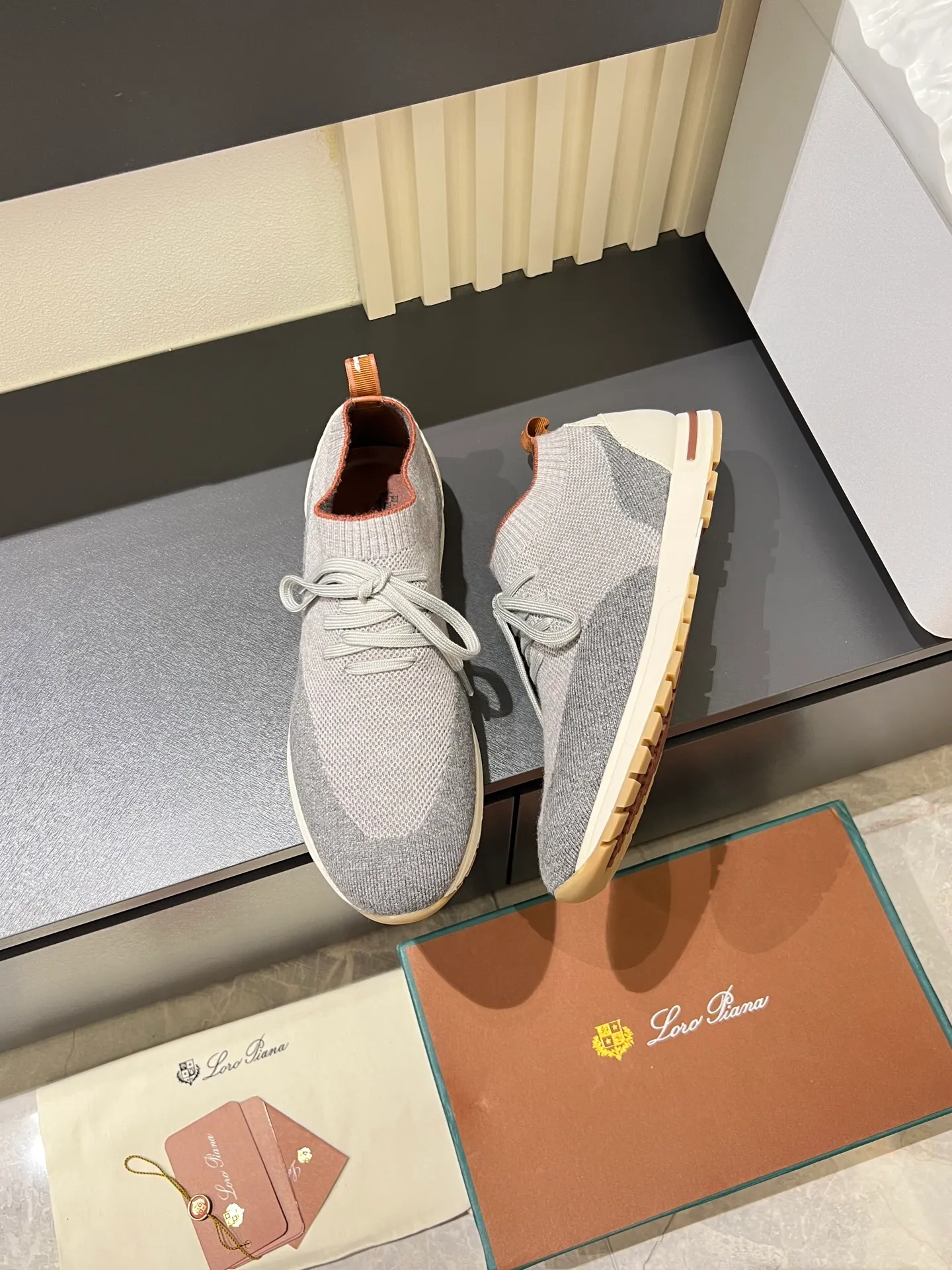 Men's Men's Shoes 💰p380 Loro Men's Shoes 💰piana/Noyo Piana 360 L Men's Shoes 💰p Flexy Walk Men's Sports Shoes These sports shoes are made of knitted wool uppers, and the heel is wrapped in smooth calf leather. Merino sheep are selected from Australia and New Zealand. The upper is machine-woven like a sweater, and then equipped with a white rubber outsole and a Kummel-colored sole. It is both beautiful and non-slip. The fabric is 100% cashmere and the insole is calf leather. It is super comfortable on the feet! Comes with full original packaging! Multiple colors available! Size: 38-44 (45 customized)